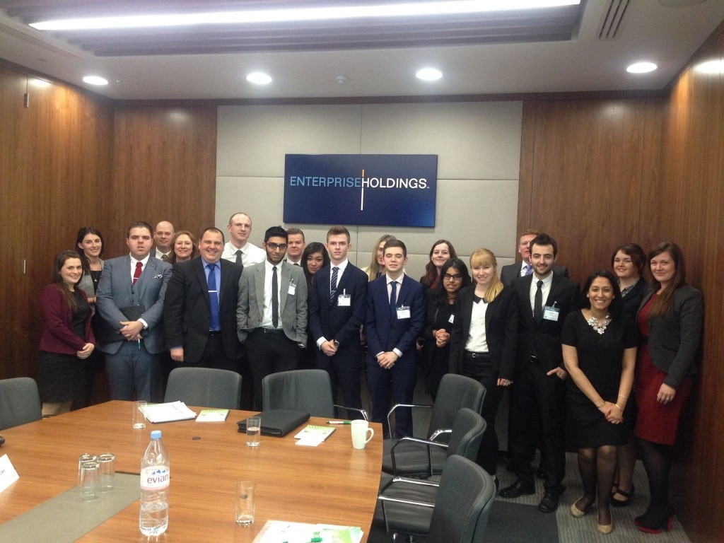 Foto de grupo de aprendices de gestión en la sala de conferencias