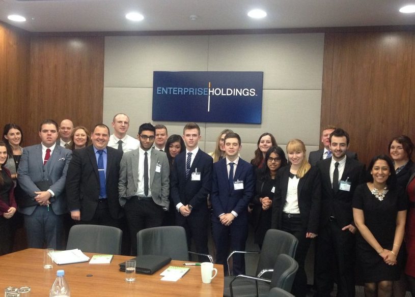 Foto de grupo de aprendices de gestión en la sala de conferencias