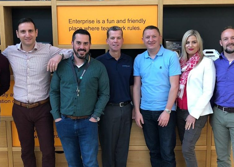 Empleados de Enterprise en una oficina