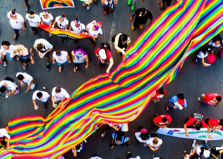 Desfile DEL ORGULLO con una gran bandera DEL ORGULLO