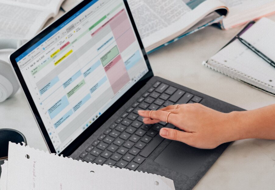 Escribir a mano en el portátil con el calendario de Outlook abierto