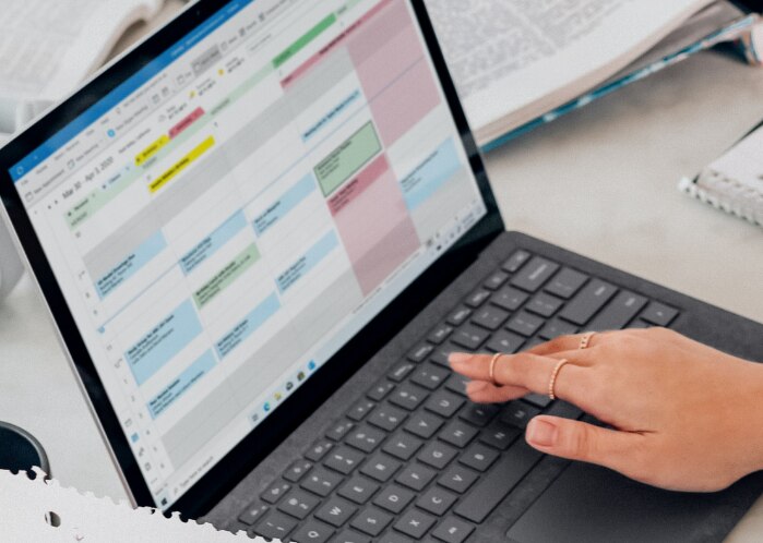 Escribir a mano en el portátil con el calendario de Outlook abierto