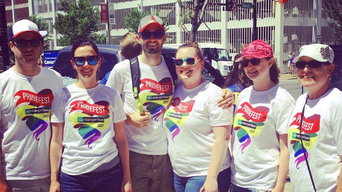 Empleados de Enterprise con camisetas PrideFest