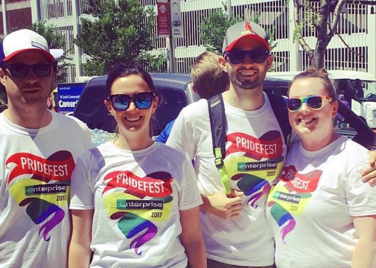 Empleados de Enterprise con camisetas PrideFest