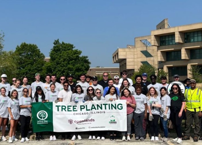 Empleados de Enterprise en un evento de plantación de árboles en Chicago, Illinois