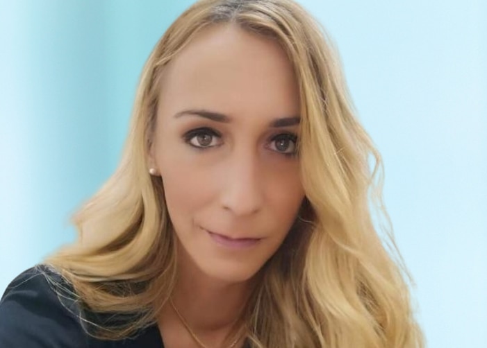 Imagen de Teresa Parro sobre fondo azul claro