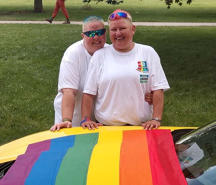 Amy y Ace con la bandera DEL ORGULLO