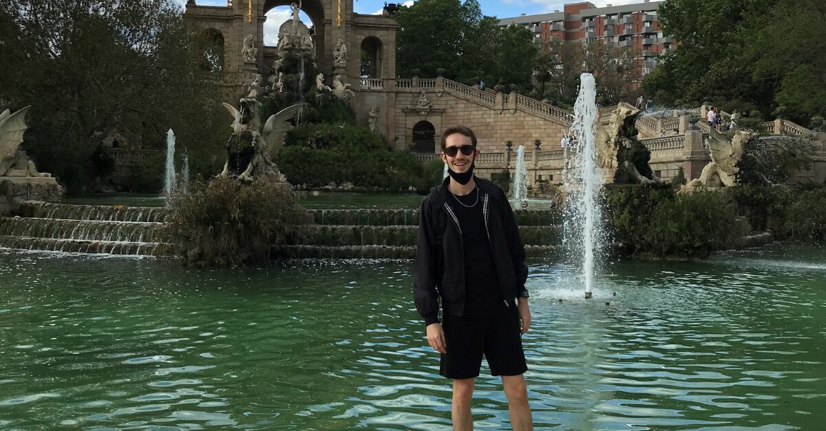 Nicolás de pie frente a una fuente