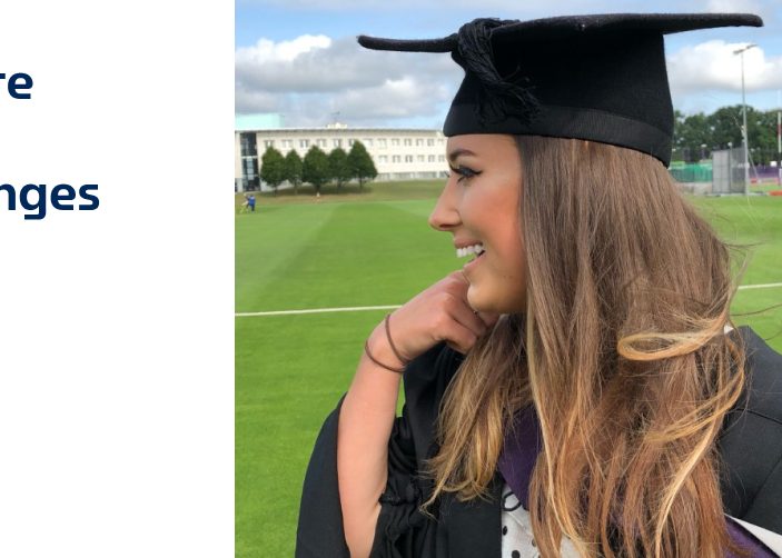 Holly en gorra y vestido de graduación con cita sobre fondo blanco