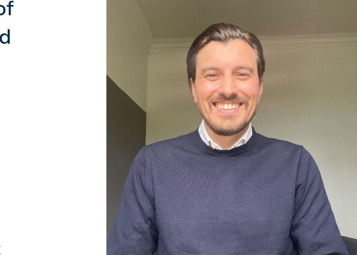 Selfie de Fraser en un jersey gris con una cita sobre un fondo blanco