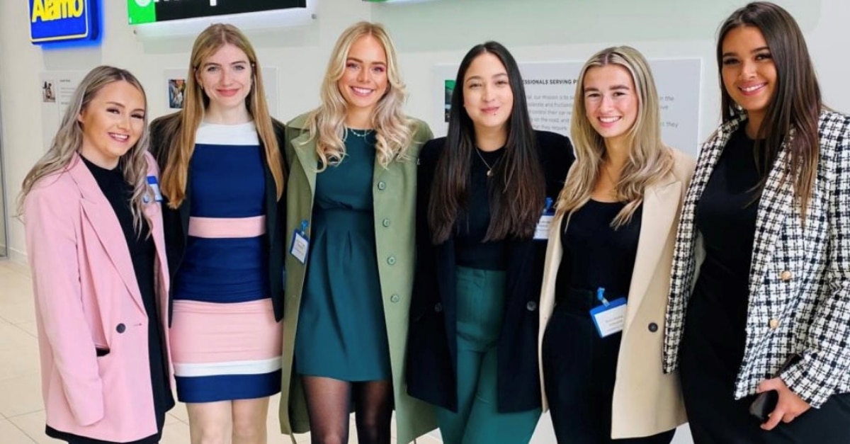 Foto de grupo de 2022 pasantes con atuendo de negocios