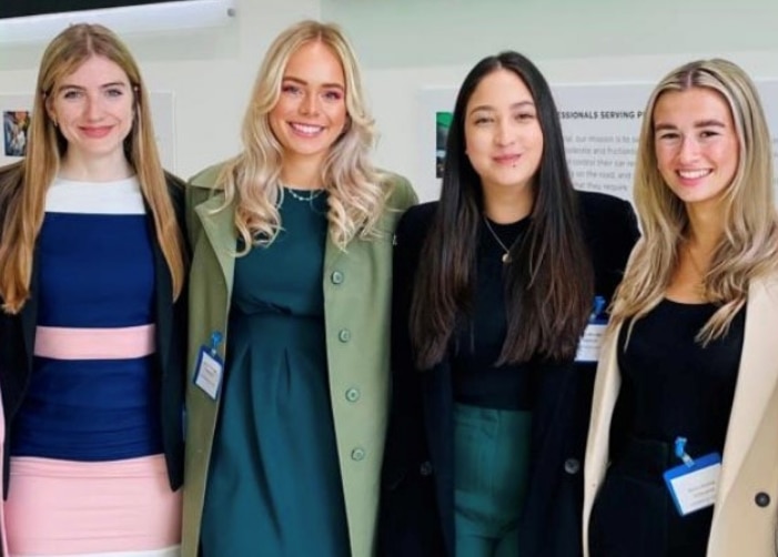 Foto de grupo de 2022 pasantes con atuendo de negocios