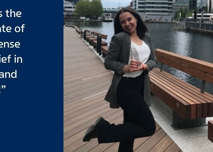 Yasmin en un muelle con su trofeo acompañado de una cita sobre un fondo azul