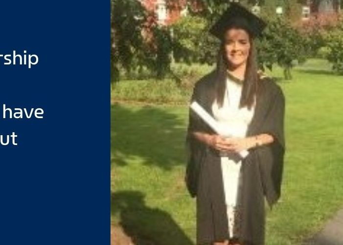 Shauna con gorra de graduación y un vestido con un diploma acompañado de una cita sobre un fondo azul