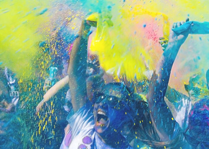 Estudiantes cubiertos con pintura de neón