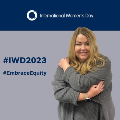 Leigh se abraza a sí misma en el fondo #IWD2023