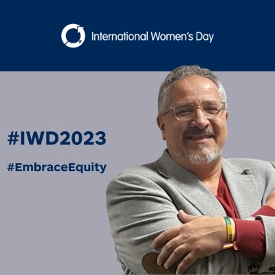 Joaquín se abraza a sí mismo en el fondo #IWD2023