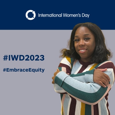 Chantel se abraza a sí misma en #IWD2023 fondo
