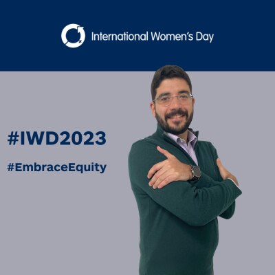 Panos se abraza a sí mismo en el fondo #IWD2023