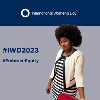 Mary con vestido blanco y negro sobre fondo #IWD2023