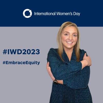 Hayley se abraza a sí misma en el fondo #IWD2023