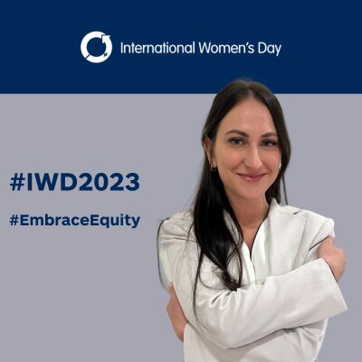 Jenni se abraza a sí misma en #IWD2023 fondo
