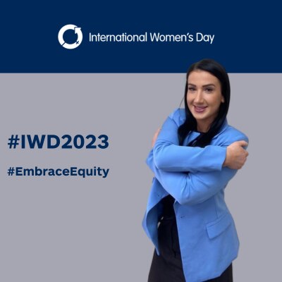 Claire se abraza a sí misma en #IWD2023 fondo