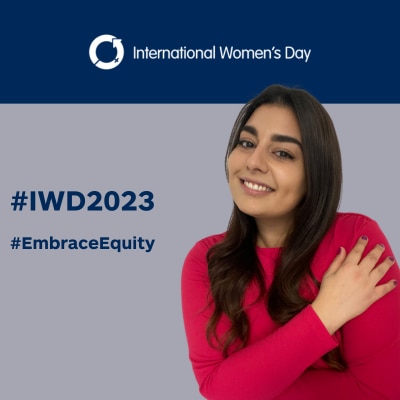 Muke se abraza a sí misma en #IWD2023 fondo