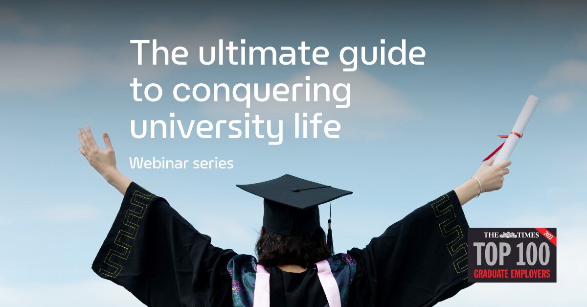 Graduado en gorra y bata con el título "La guía definitiva para la conquista de la vida universitaria. Serie de seminarios web"