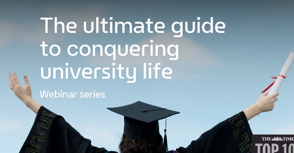 Graduado en gorra y bata con el título "La guía definitiva para la conquista de la vida universitaria. Serie de seminarios web"