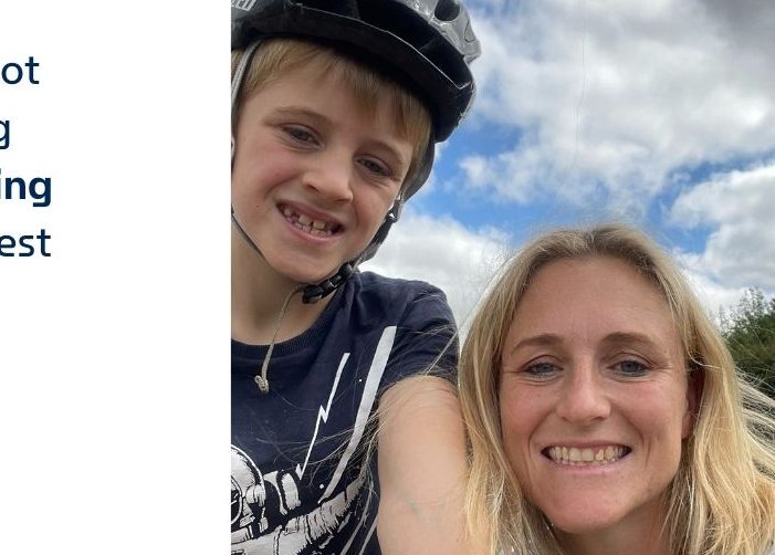 Jo con su hijo en un casco de bicicleta con una cita