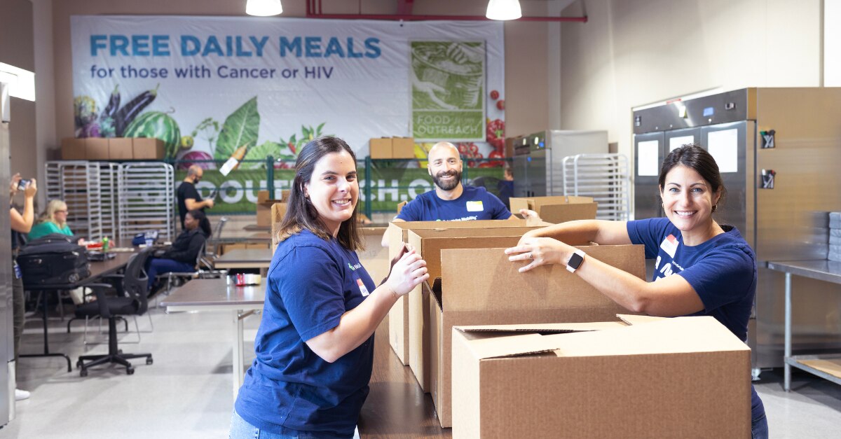 Los miembros del equipo de Enterprise Mobility colaboran como voluntarios en un banco de alimentos.