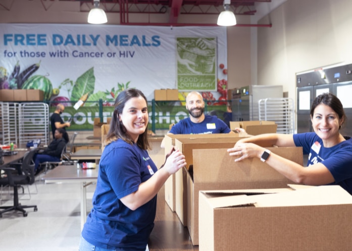 Los miembros del equipo de Enterprise Mobility colaboran como voluntarios en un banco de alimentos.