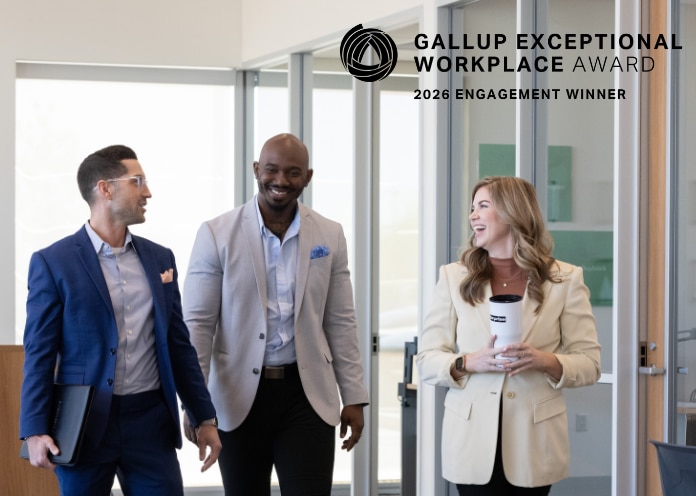 Miembros del equipo de Enterprise Mobility caminando y riendo