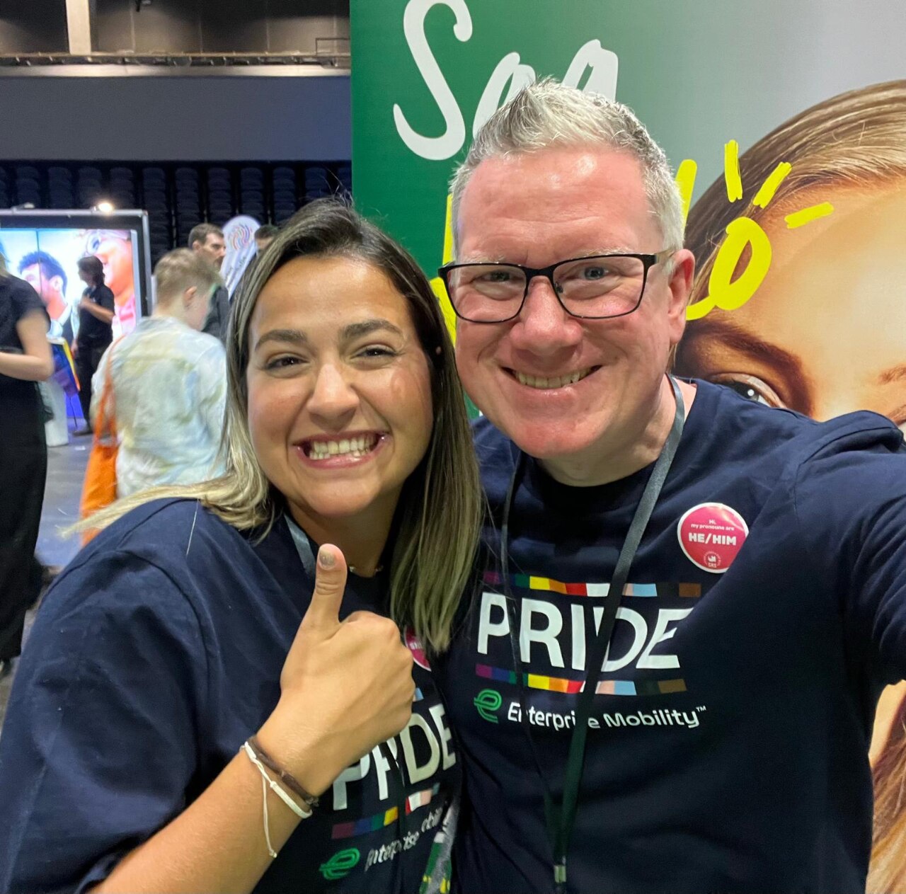 Dos integrantes del equipo de Enterprise Mobility, sonriendo.