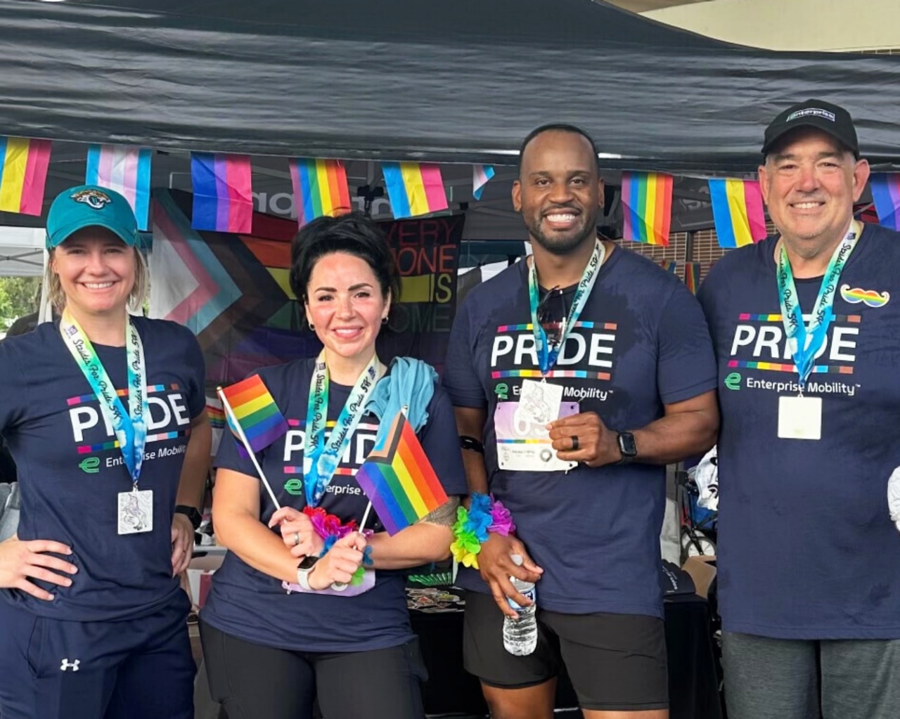 Integrantes del equipo de Enterprise Mobility participando en un desfile del orgullo.