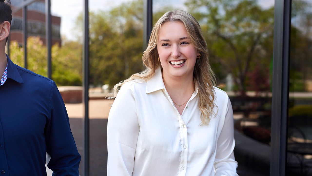 Integrante del equipo de Enterprise Mobility fuera de la oficina central global de San Luis, Misuri (EE. UU.). 