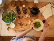 Ingredientes y utensilios de cocina en el mostrador