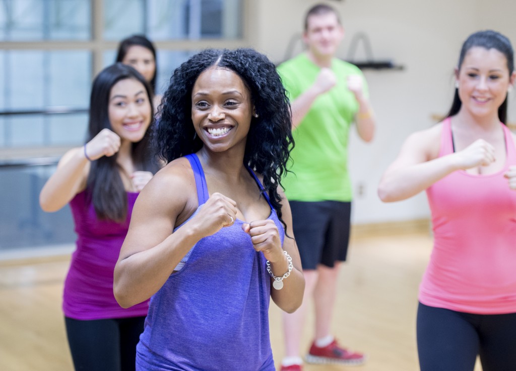 Personas con camisas brillantes disfrutando de una clase de entrenamiento