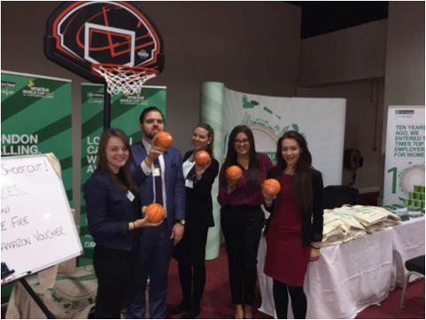 Estudiantes con mini pelotas de baloncesto en la feria profesional