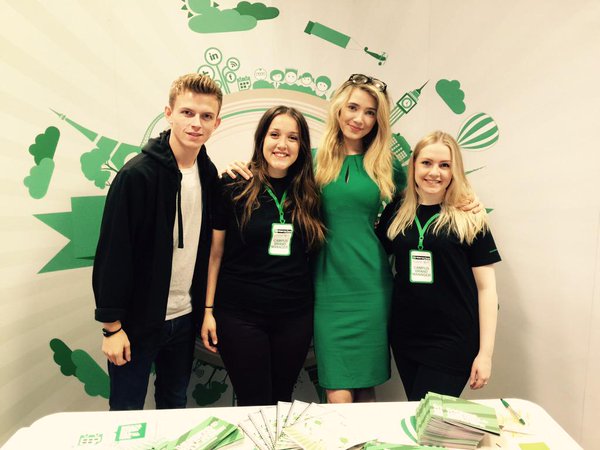Los responsables de marca del campus frente al banner global de Enterprise