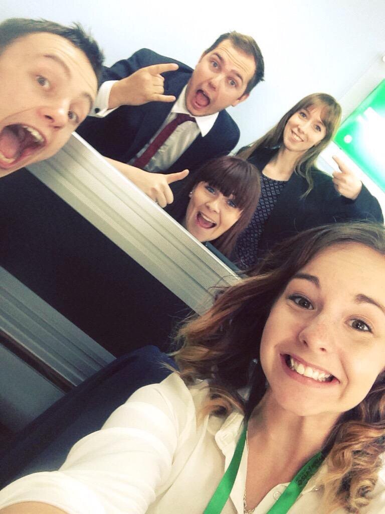 Katie con compañeros de trabajo