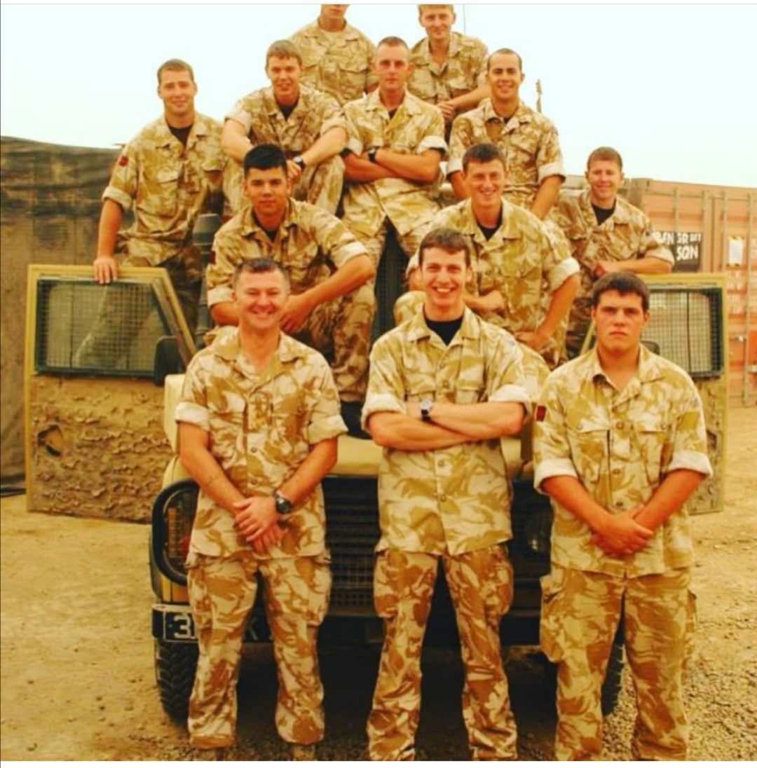 Scott Henderson con otros miembros de las Fuerzas Armadas Británicas